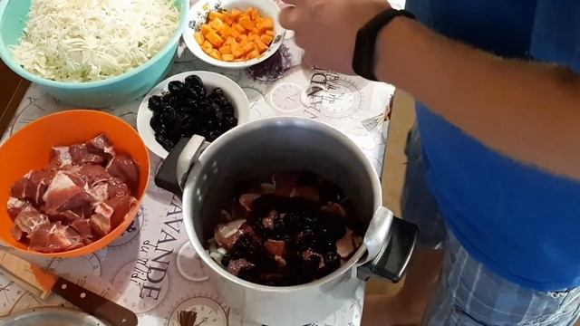 ГОВЯДИНА С ЧЕРНОСЛИВОМ В СКОРОВАРКЕ смотреть онлайн