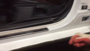Skoda Октавия как Снять хромированные накладки на пороге .