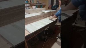 Процесс работы на криволинейном кромкооблицовочном станке и обработка деталей будущего изделия