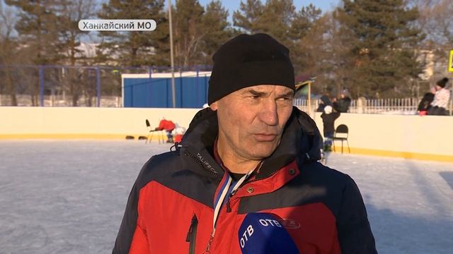 Детей в селе Камень-Рыболов учат играть в хоккей смотреть онлайн