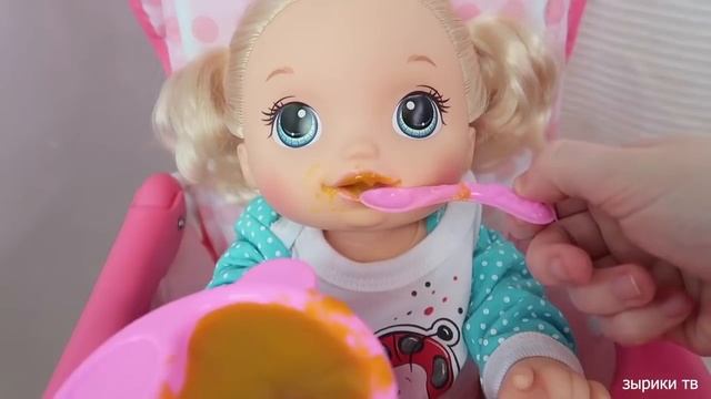 Играем в Куклы Беби Элайв Соня кушает кашу и Киндер Джой, открывает сюрприз. Пупсики Зырики ТВ
