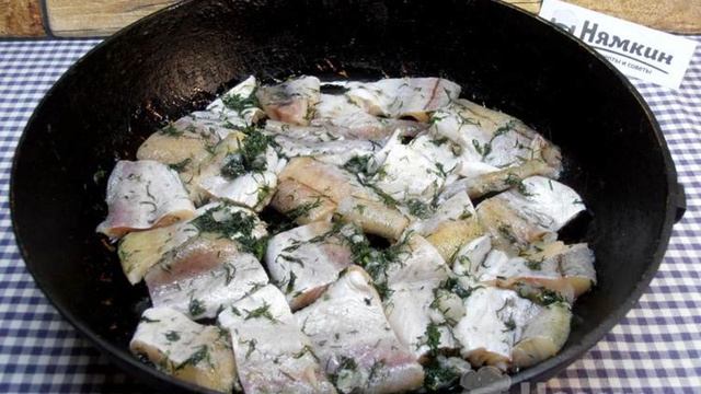 Филе минтая запеченное в белом сухом вине
