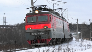 "На разгоне" ВЛ10У-564 с грузовым поездом