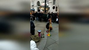 Танец Лимбо: потрясающий проход под низкой планкой