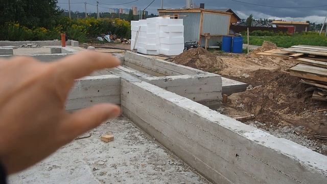 Фундамент монолитная плита.  "Косяк" с бетоном. Дом из кирпича. Участок без газа смотреть онлайн