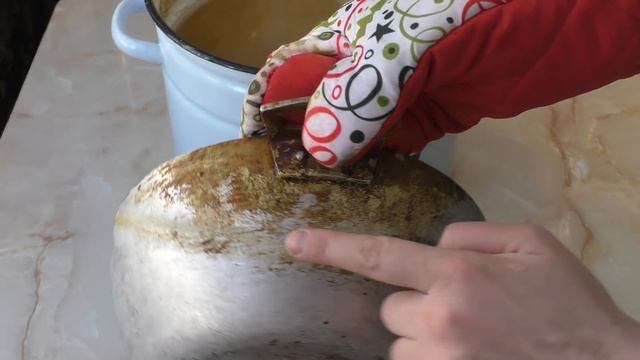 КАК ОЧИСТИТЬ КАСТРЮЛЮ, СКОВОРОДУ, крышки , любую посуду ОТ НАГАРА и ЗАСТАРЕЛОГО ЖИРА смотреть онлайн