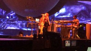 Ariana Grande - dangerous woman (live in Hamburg)
