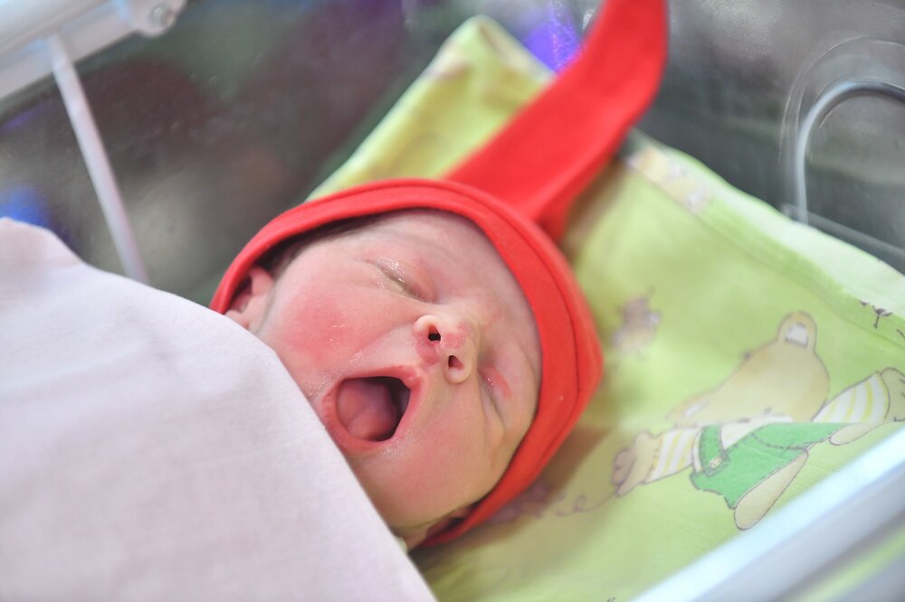 Младенцев нарядили Дедами Морозами в подмосковном перинатальном центре / Город новостей на ТВЦ