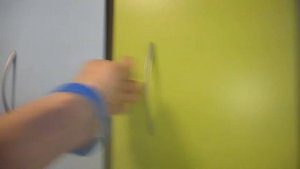 Закрываю электронным браслетом свою одежду в шкафчик аквапарка после переодевания в моей кабинке.