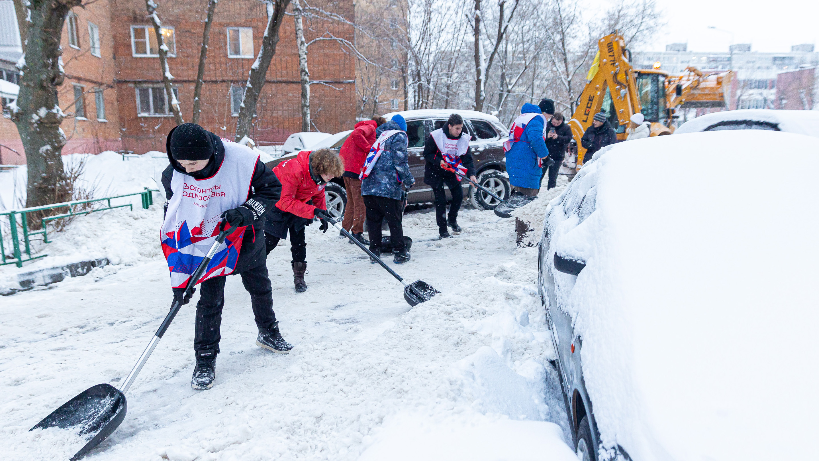 Волонтеры Подмосковья в г. Орехово-Зуево очистили от снега дорожки у школы №16