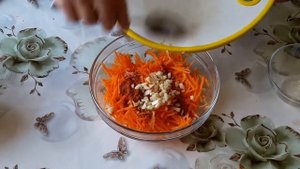 Корейский салат из моркови, грибов и фунчозы