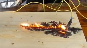 Рисунок молнии на разделочной доске. The lightning bolt on cutting Board.