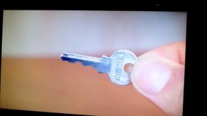 Как вскрить навесной замок без ключа