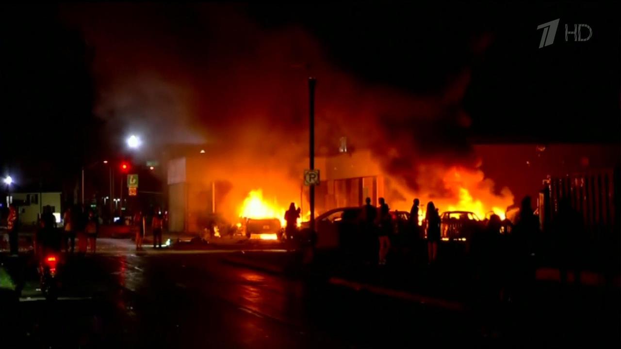 В США третий день продолжаются протесты в городе К...мотря на введенный режим ЧС и комендантский час