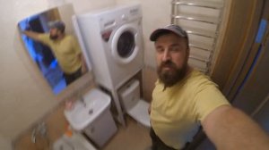 стиральная машинка над туалетом