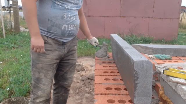 Поребрик на цоколе дома , как декор дома и удачное решение по защите цоколя. смотреть онлайн