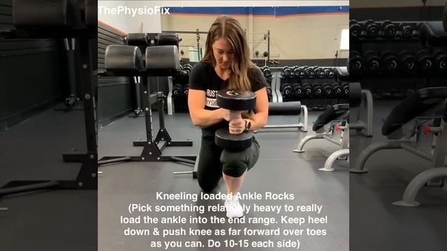 Стоя в выпаде выполнять наклон колена впереди с давлением гантели в область колена смотреть онлайн