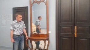 Старинные зеркала 19 века заняли свое место после долгой реставрации в вестибюле Главного здания