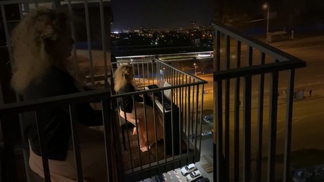 Пианистка на балконе. Музыка из фильма «Завтрак у Тиффани» смотреть онлайн