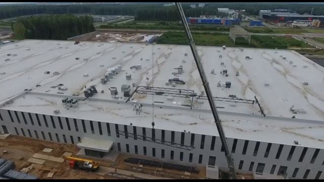 Кран 250 тонн-ик Liebherr LTM 1250 при подъёме на крышу смотреть онлайн