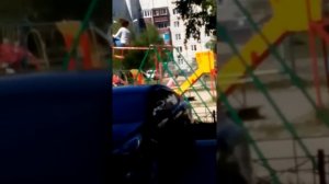 Девочка качается на качели