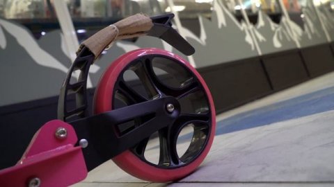 Маленькая Вера и Медведь покупают в магазине детский самокат