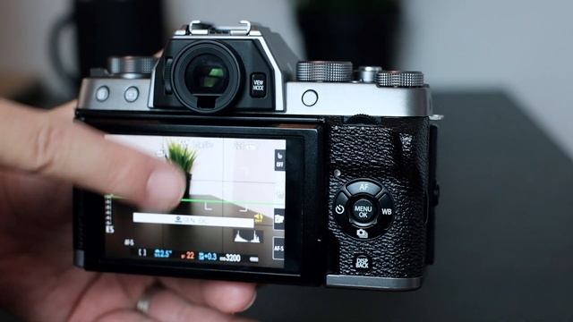 2. La cámara por fuera, descripción de los botones - Tutorial Fujifilm X-T100 Rober Tomás смотреть онлайн