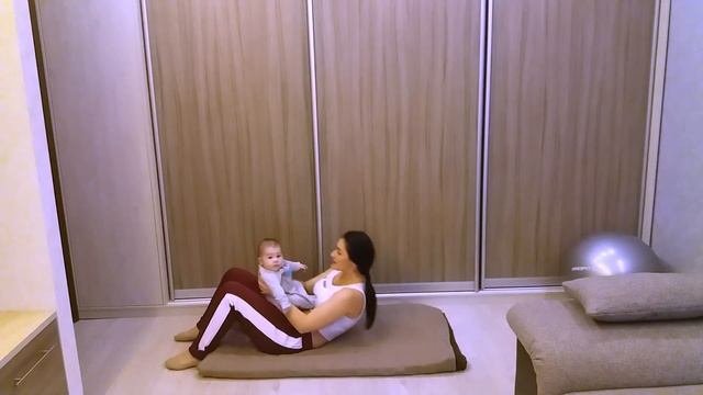 Упражнения с ребенком на руках. Как быстро привести себя в форму после родов