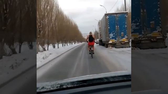 Зимой на велосипеде в футболке и шортах смотреть онлайн