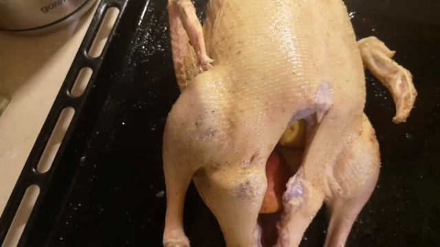 Сочная утка с яблоками в духовке. Как приготовить утку в духовке. Запеченая утка на праздничный сто смотреть онлайн