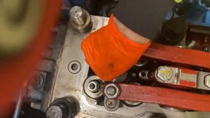 Замена форсунки Вяртсиля 8L20 Change the injector on the Wartsil 8L20 engine