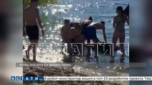 Желая поразить отдыхающих на пляже, 13-летняя наездница утопила лошадь