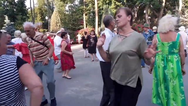 МНЕ ЦЫГАНКА ВОРОЖИЛА! ТАНЦЫ В ПАРКЕ ГОРЬКОГО ХАРЬКОВ 2021 смотреть онлайн