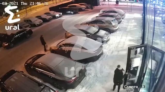 В Екатеринбурге молодой человек избил продавца из-за другого клиента смотреть онлайн