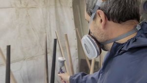 Стулья с разноцветными сидушками