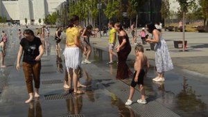 Девушки,фонтан в Ходынском парке и веселые брызги! /Girls,a fountain in Khodynka and funny splashes