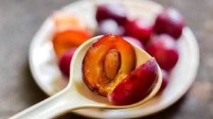 Сливовое варенье с миндалем