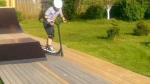 Построили скейт парк на даче.