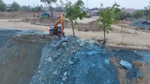 Строительство, раширение дороги, завозим песок  и щебёнку