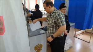 Ο Δημητράκης ο Πορνομετανάστης της Αγίας Πετρούπολης ψηφίζει στις βουλευτικές εκλογές του 2016