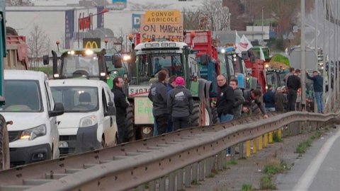 Французские фермеры начинают транспортную блокаду Парижа