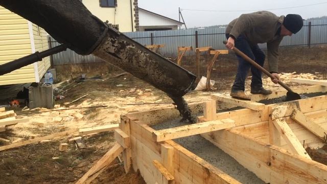 Заливка бетонного фундамента с миксера, в Калуге смотреть онлайн