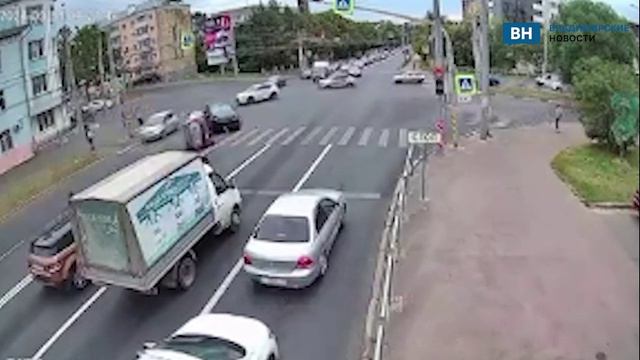 В центре Владимира перевернулся автомобиль