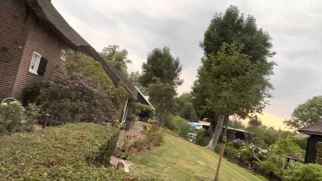 Деревня Хитгорн в Нидерландах. Её даже называют «Северной Венецией» или «Голландской Венецией» смотреть онлайн