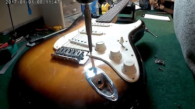 Squier Affinity Strat Overview - 3 Tone SSS смотреть онлайн