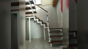 Металлическая лестница с деревянными ступенями