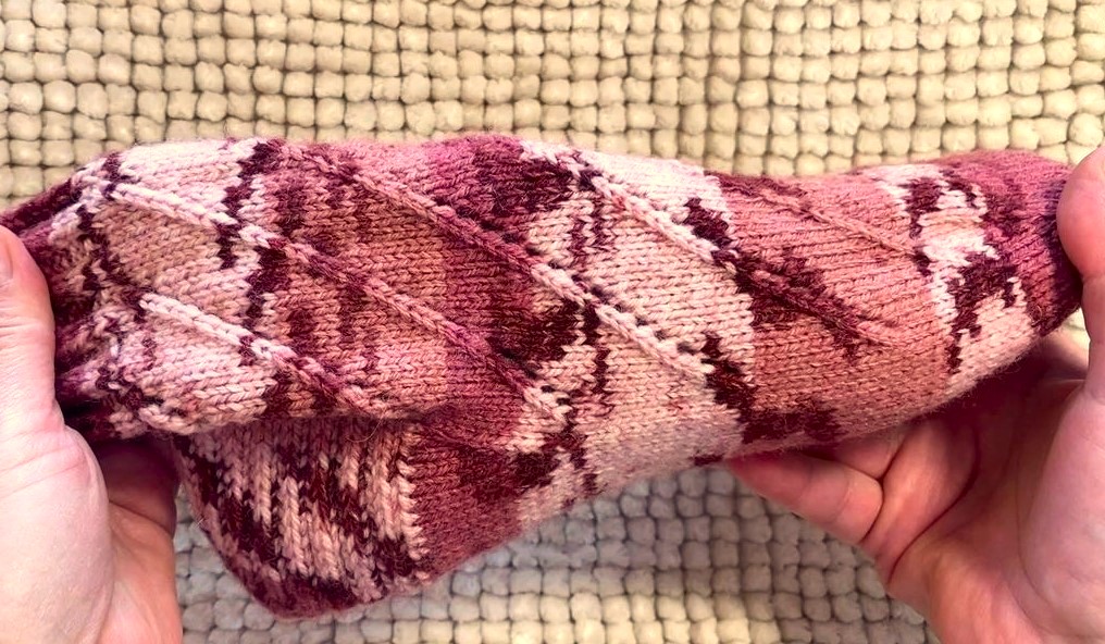 ?Несложный лаконичный узор для носков + Схема смотреть онлайн