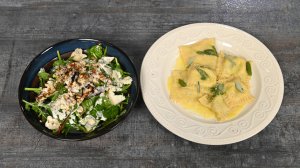 Равиоли с рикоттой и шпинатом. Салат из груши, горгонзолы и грецкого ореха