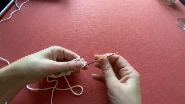 Вяжем вместе замечательные шапки: для него и для неё . Узор из книги Норы Гоан «Рельефные узоры» смотреть онлайн