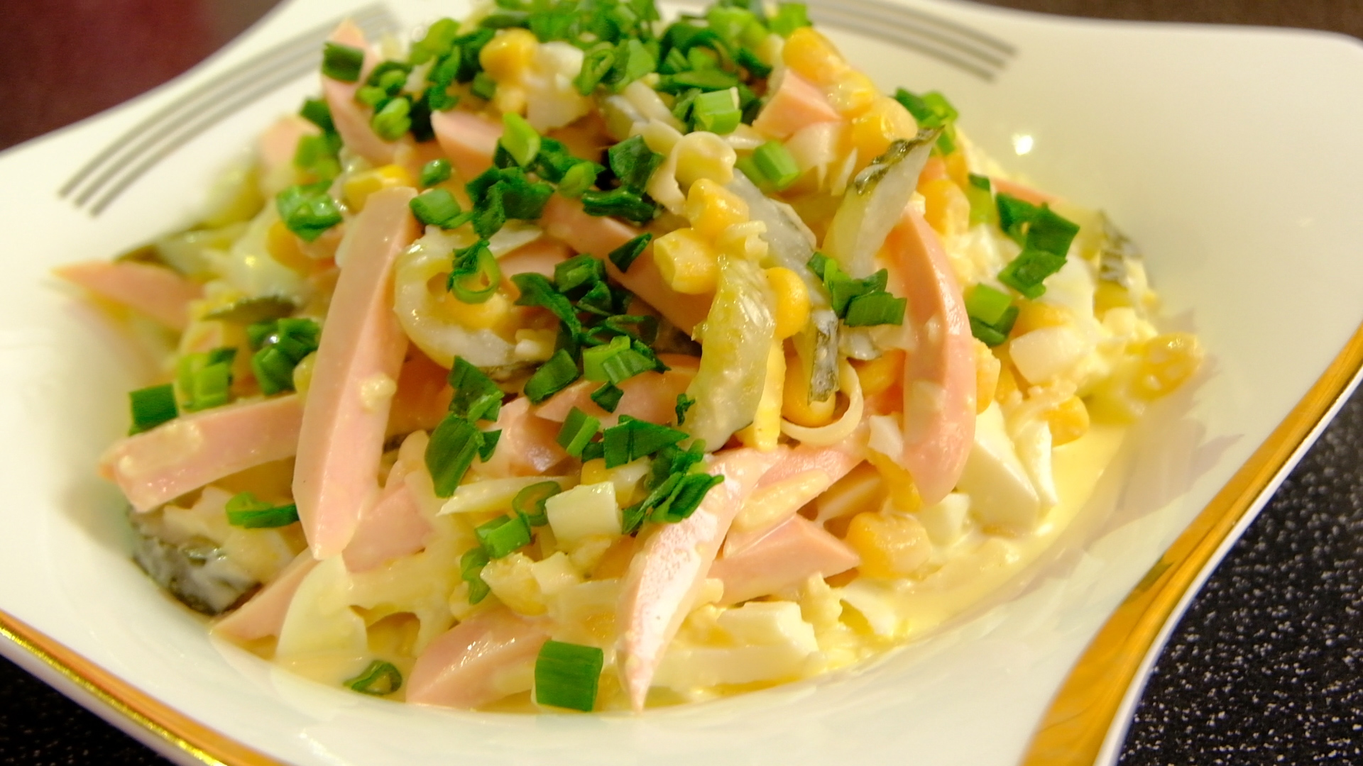 Салат "Ёжик" с колбасой и кукурузой
